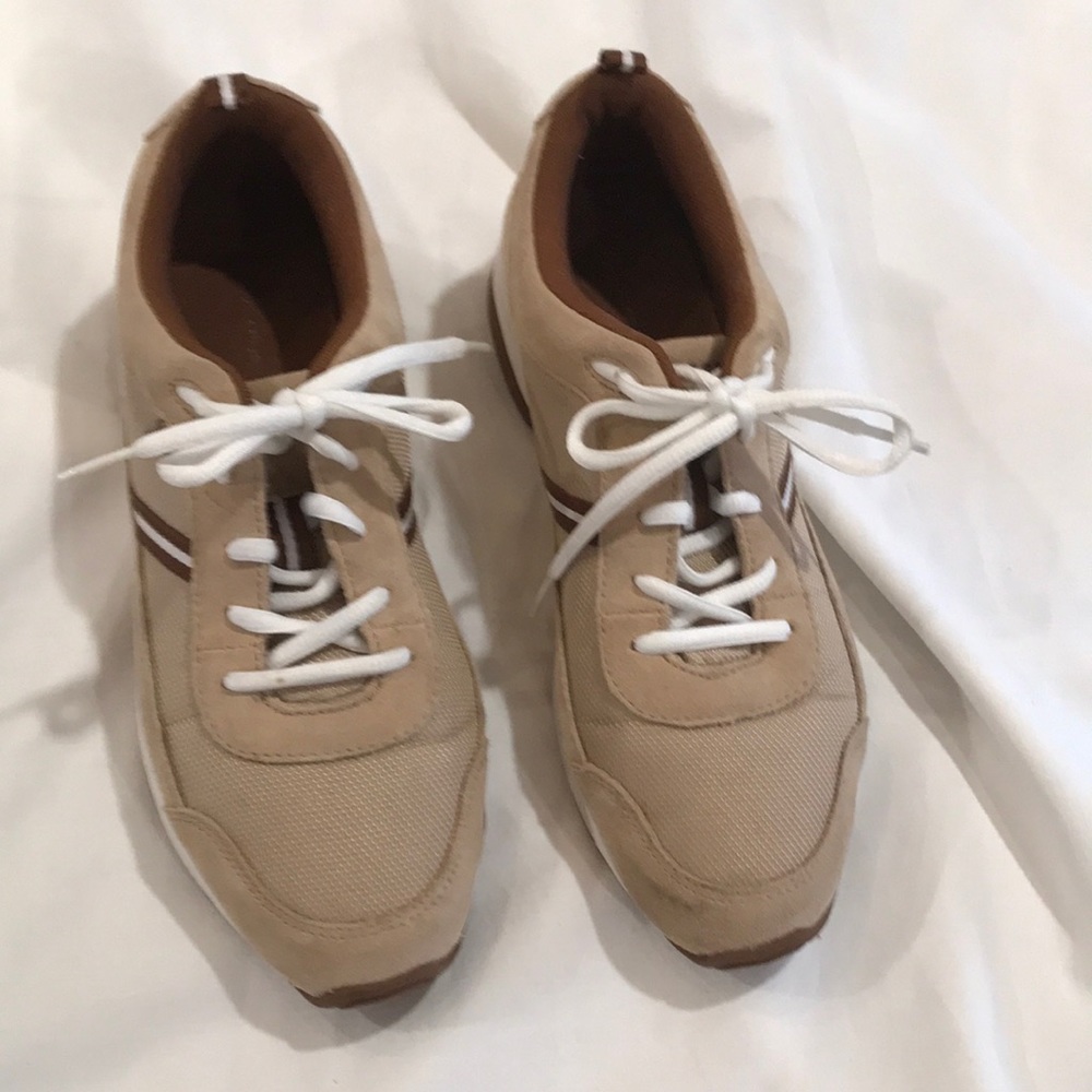 Rockport sneakers size 8 1/2. Tan with brown stripe,